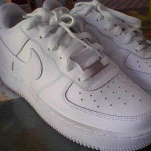 AIR FORCES !! GIVEAWAY ALERTTTTT!!!!!
